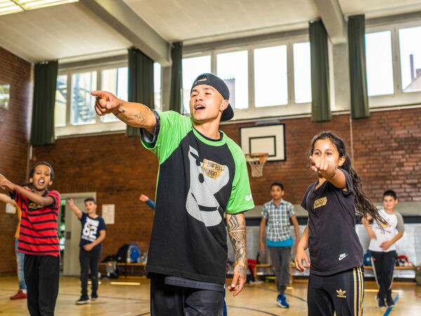 Schüler und Schülerinnen beim Breakdance