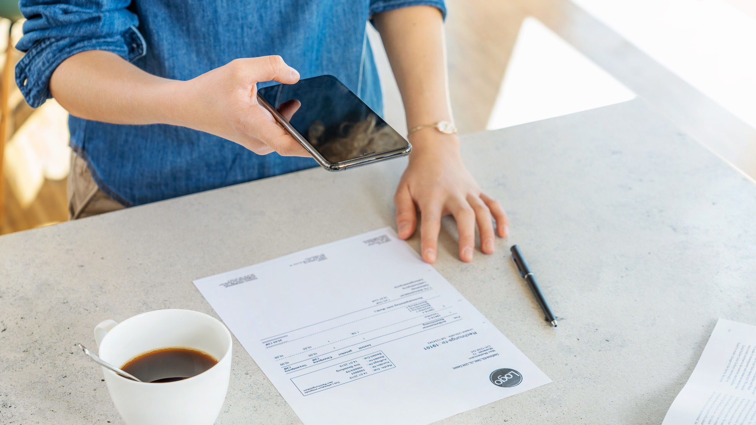 Person blickt auf ein Smartphone