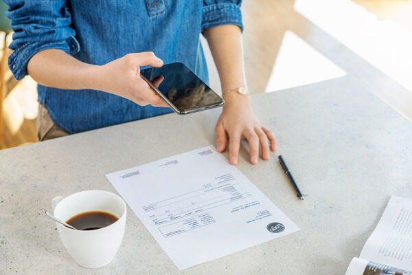 Person blickt auf ein Smartphone