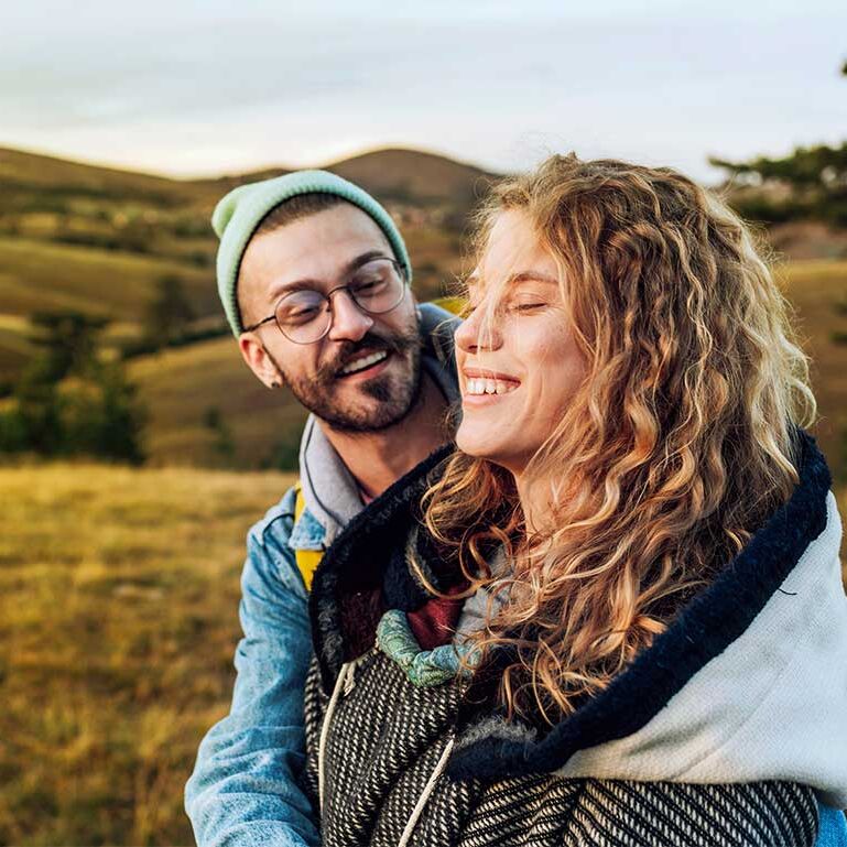 Junges Paar draußen im Herbststimmung