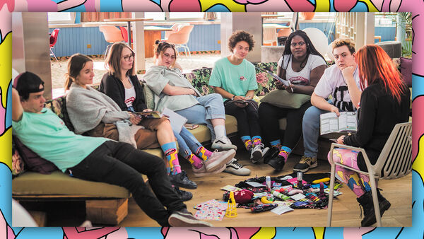 GummiLove Gesprächsrunde Junge Menschen bei einer GummiLove Gesprächsrunde. Sie sitzen auf einem Sofa, vor ihnen die Gesürächsleiterin und auf dem Boden liegen verschiedene Dinge die man zum Liebe machen brauchen kann.