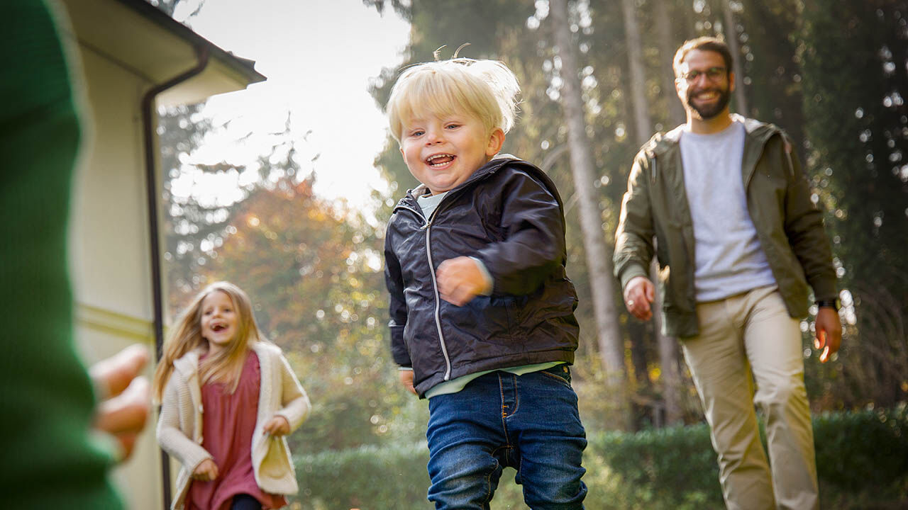Eine Familie spielt gemeinsam im Garten.
