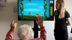Seniorin übt mit SilverFit