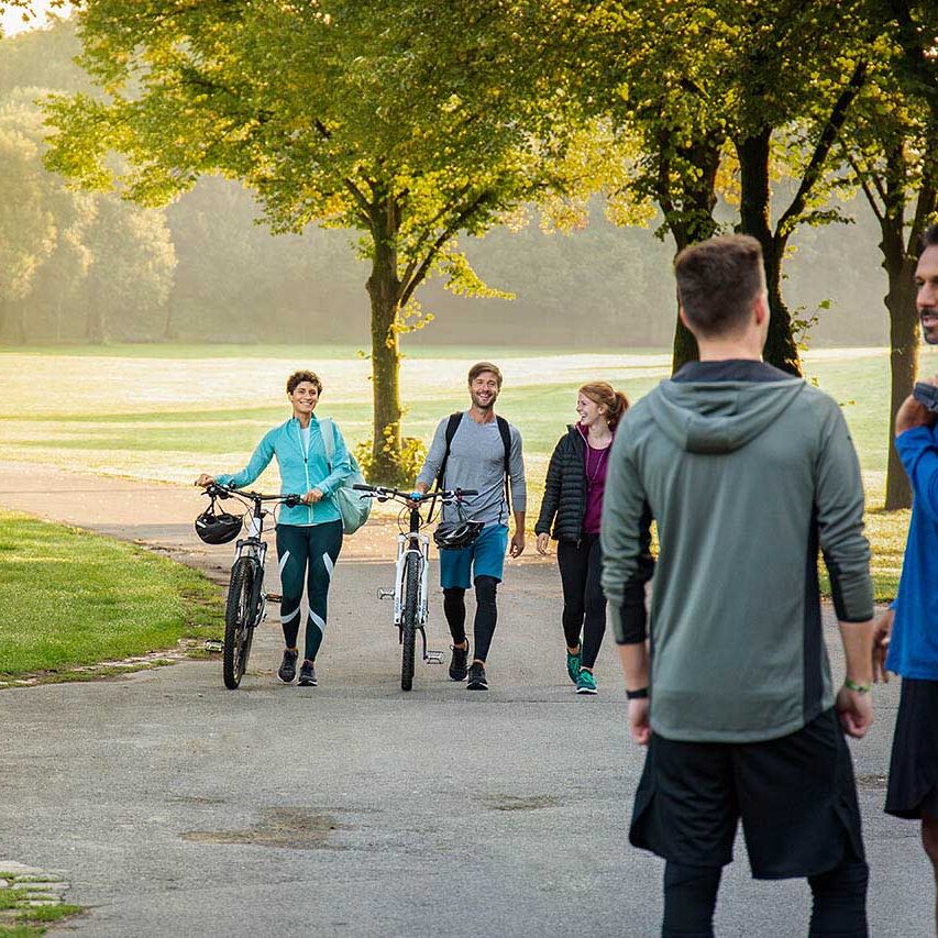 Eine Gruppe von Freunden trifft sich im Park zum Freizeitsport.