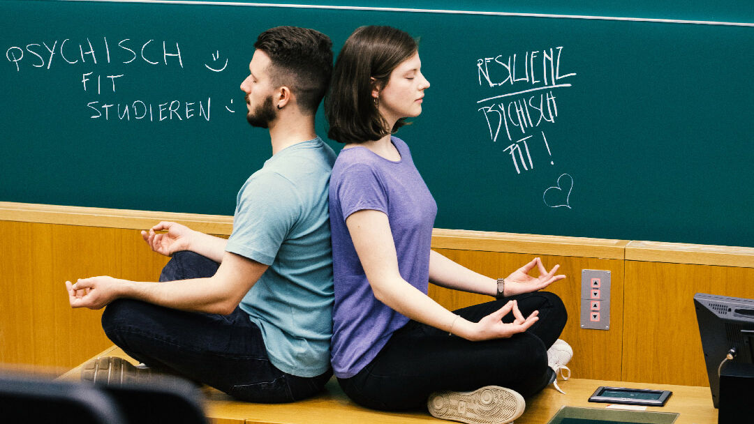 zwei Studis meditieren