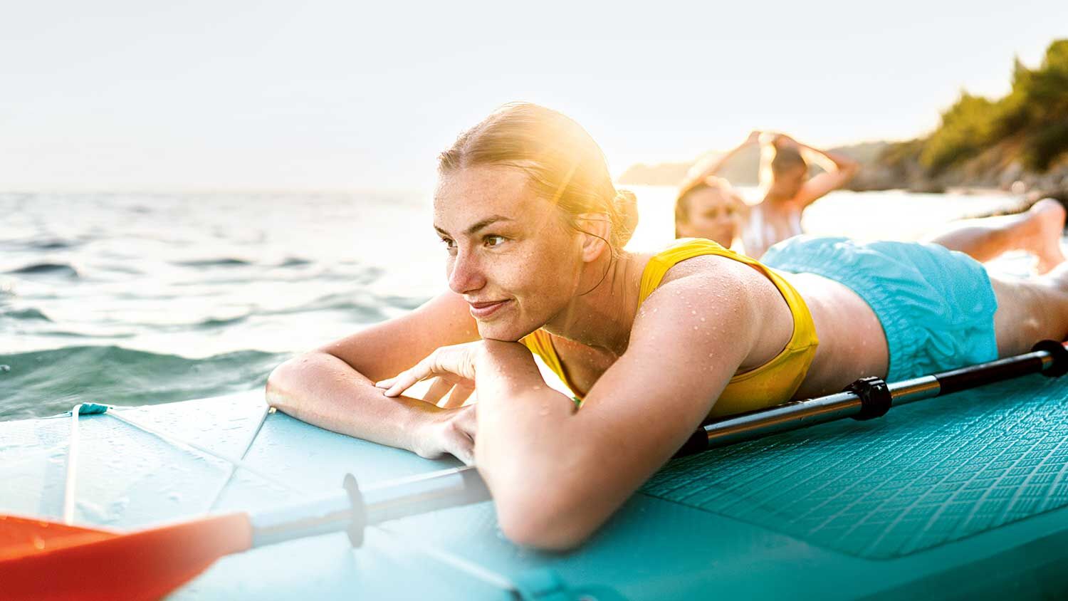 Frau auf SUP im Meer 