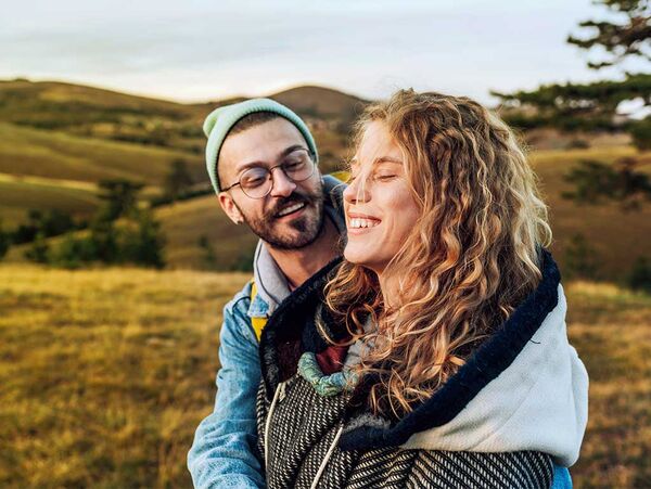 Junges Paar draußen im Herbststimmung