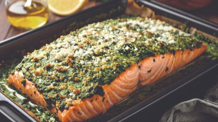 Lachsfilet auf Tisch angerichtet.