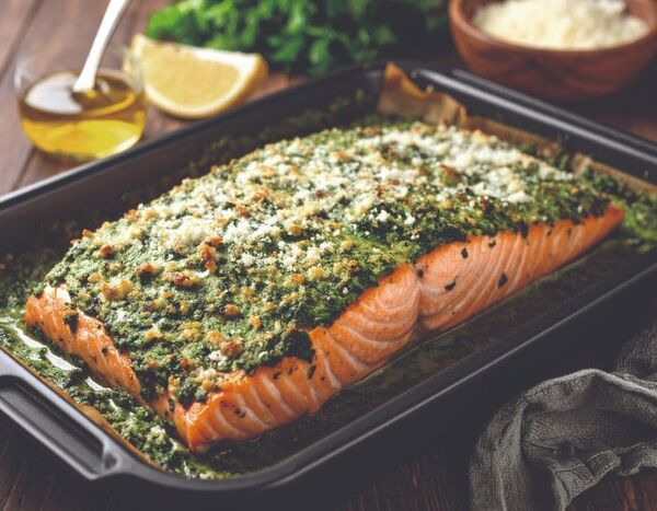 Lachsfilet auf Tisch angerichtet.