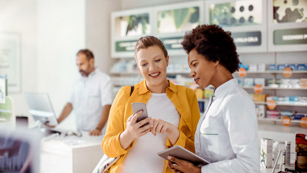 Frau lässt sich in der Apotheke beraten