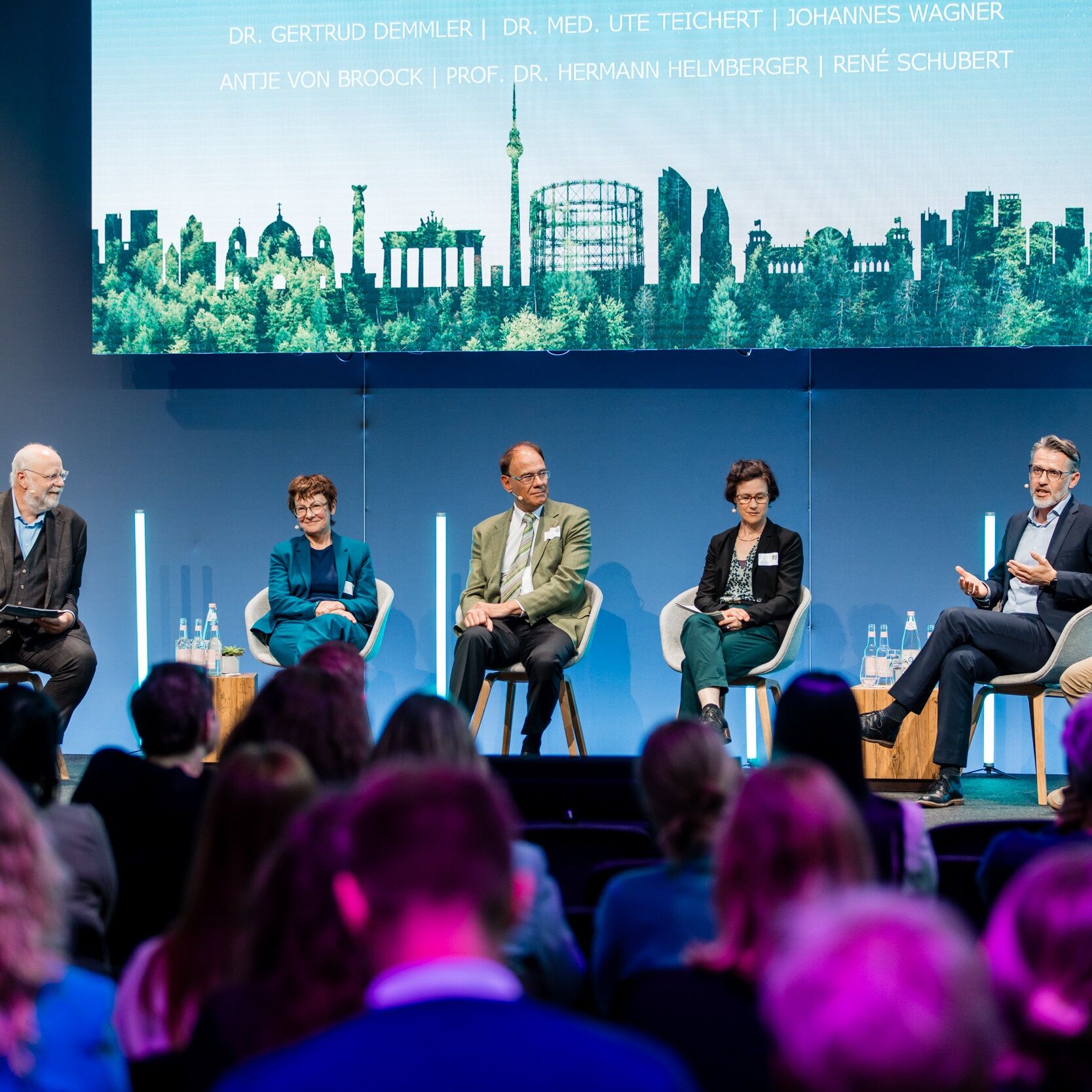 Fünf Menschen, darunter Dr. Gertrud Demmler, dsikutieren auf der Bühne der WeACT Con