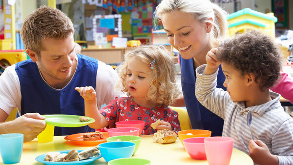 Kindergartenkinder beim Frühstück