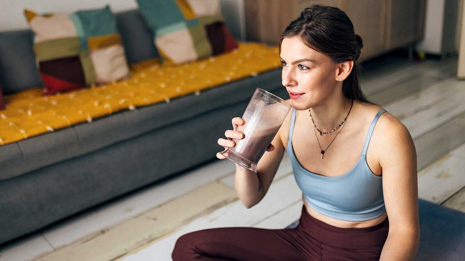 Frau trinkt Proteinshake