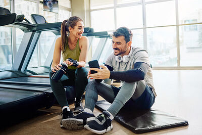 Eine Frau sieht sich ihr SBK-Bonusprogramm-Guthaben in der Meine SBK-App an.