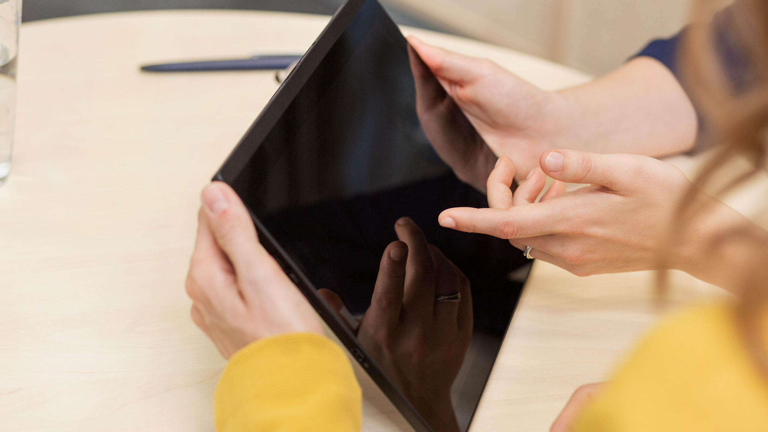 Eine Hand zeigt auf ein Tablet