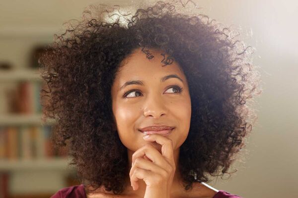 Eine nachdenklich aussehende junge Frau