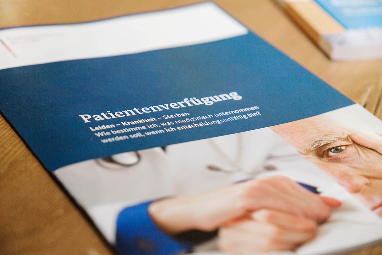 Die Nahaufnahme zeigt eine Mappe mit der Aufschrift Patientenverfügung.