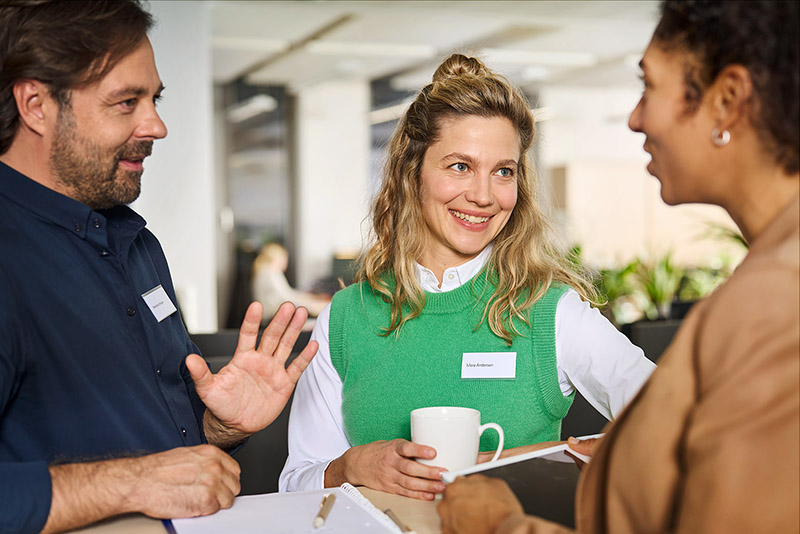 Drei Mitarbeitende der SBK unterhalten sich fröhlich.