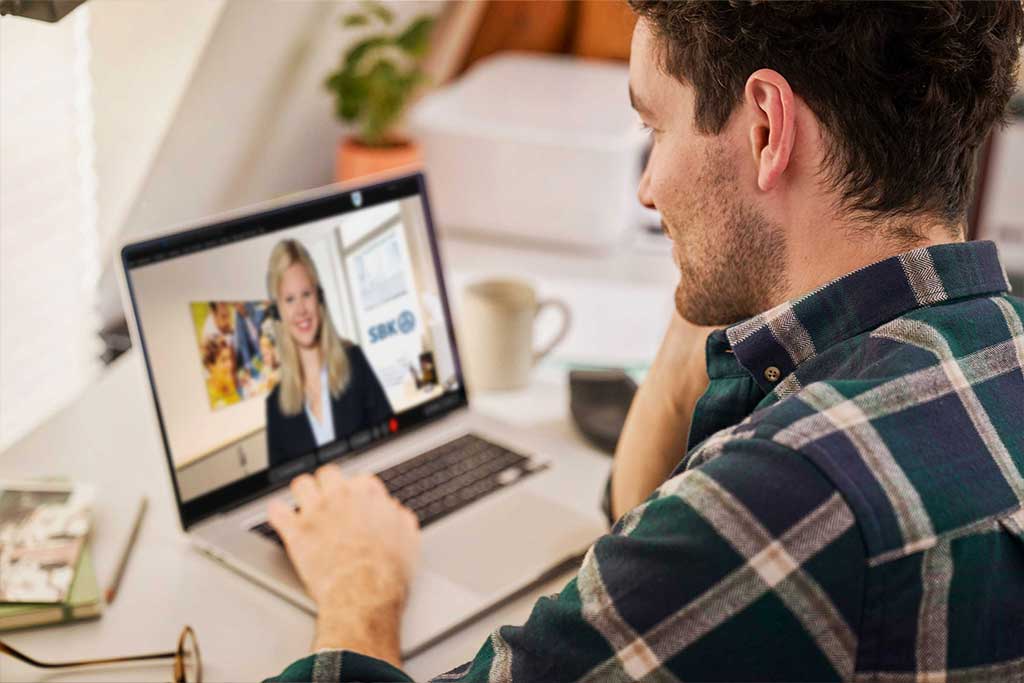 Mann vor Laptop an Tisch