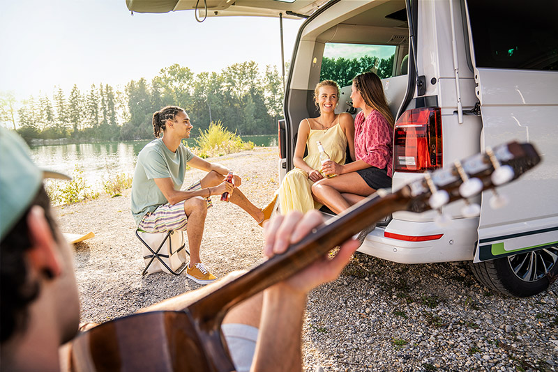 Junge Leute Campaing am Wasser