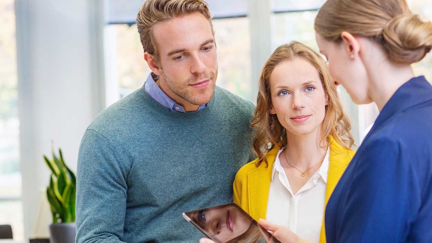 Kundenberaterin berät Mann und Frau 