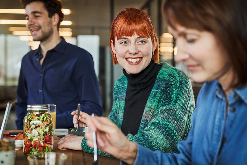 Menschen bei der Pause auf der Arbeit.