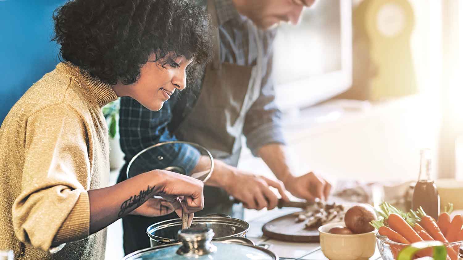 Frau und Mann beim Kochen