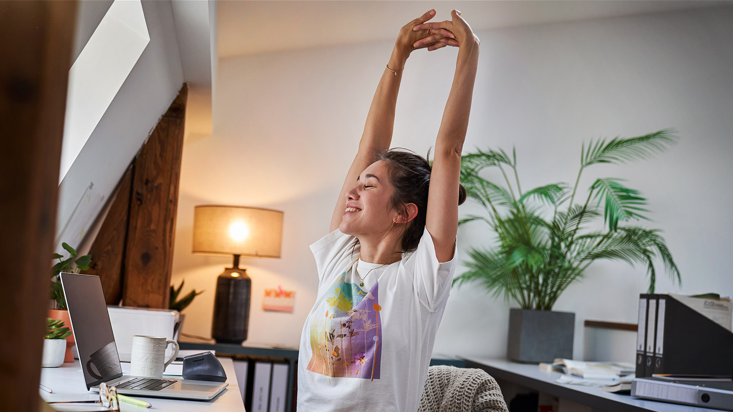 Frau beim Stretching.