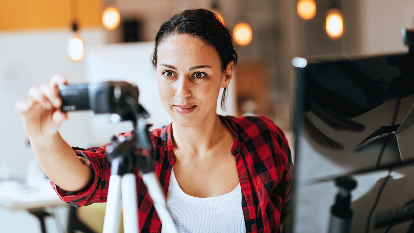 Eine junge Frau, die sich mit einer Kamera selbst filmt