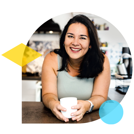 Frau lächelt in die Kamera.