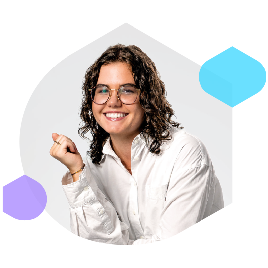 Frau lächelt in die Kamera.