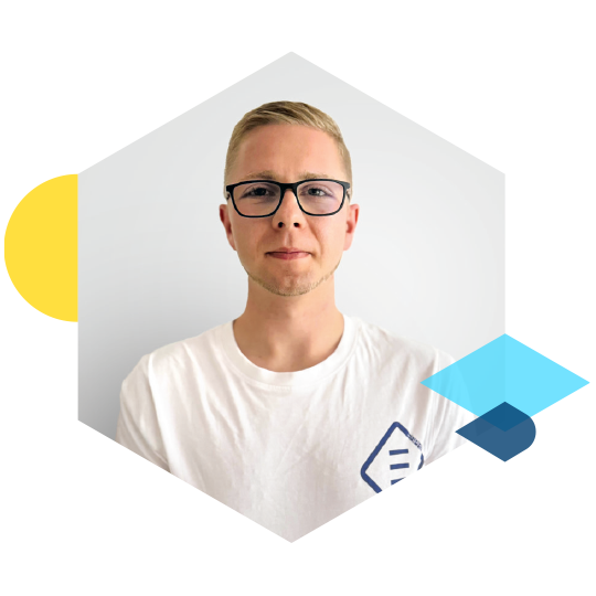 Mann schaut in die Kamera.