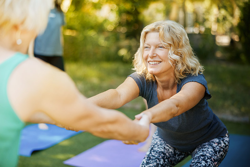 Frau macht sport in den Wechseljahren.